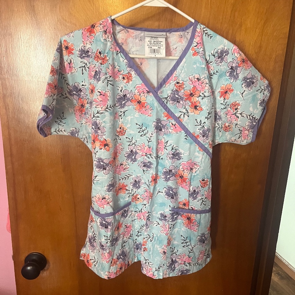 Small floral Scrub top with ties